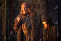 Mit Aussicht auf einen riesigen Schatz unterst&uuml;tzen der B&uuml;rgermeister von Seestadt (Stephen Fry, l.) und sein schmieriger Diener Alfrid (Ryan Gage) die Machenschaften der Zwerge.