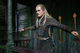 Der Bogensch&uuml;tze Legolas (Orlando Bloom) nimmt Bilbo und die Zwerge gefangen, woraufhin sie in den Kerkern der Elbenburg landen. K&ouml;nnen sich die Gef&auml;hrten wieder befreien und ihre Reise zu Smaugs Ein&ouml;de fortsetzen?