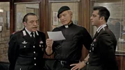 Don Matteo (Terence Hill, M.) hilft der Polizei bei ihren Ermittlungen.