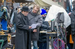 Joaquin Phoenix (vorne li.) und James Gray (vorne re.) am Set von "The Immigrant" (2013) – einem historischen Drama, in dem Phoenix einen der Hauptdarsteller spielt Joaquin Phoenix (vorne li.) und James Gray (vorne re.) am Set von "The Immigrant" (2013) – einem historischen Drama, in dem Phoenix einen der Hauptdarsteller spielt