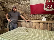 Patrick Anrather im Keller seines Elternhauses in Margreid, der über zwei Stockwerke in die Tiefe führt. Patrick Anrather im Keller seines Elternhauses in Margreid, der über zwei Stockwerke in die Tiefe führt.
