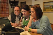 Um ihre Existenz zu sichern, denken Stadlbauer und Moni &uuml;ber eine gemeinsame Hoferweiterung nach. Von links: Benedikt Stadlbauer (Andreas Geiss), Monika Vogl (Christine Reimer) und Katharina Benninger (Carina Dengler).