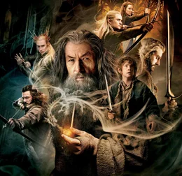 Der Zauberer Gandalf (Ian McKellen, M.), der Hobbit Bilbo Beutlin und die Zwergentruppe um Anf&uuml;hrer Thorin Eichenschild haben die ersten Gefahren auf dem Weg zum Berg Erebor, der Heimat der Zwerge, &uuml;berstanden. Aber ehe sie auf den wiedererwachten Drachen Smaug treffen, der ihre Heimat besetzt h&auml;lt, m&uuml;ssen sie erst noch ihren schaurigen Verfolgern, den Soldaten des Orkk&ouml;nigs Azog, entkommen...  Die Verwendung des sendungsbezogenen Materials ist nur mit dem Hinweis und Verlinkung auf RTL+ gestattet.