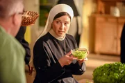 Stolpe macht Werbefotos für Schwester Agnes’ Häppchen (Mareike Lindenmeier). Stolpe macht Werbefotos für Schwester Agnes’ Häppchen (Mareike Lindenmeier).