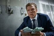 Jürgen Wegert (Sebastian Hülk) übernimmt die Geldübergabe. Jürgen Wegert (Sebastian Hülk) übernimmt die Geldübergabe.