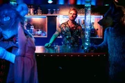 Der Barmann Markus Böhm (Leo Reisinger) beobachtet bei einer Furryparty misstrauisch die zwei verkleideten Ermittler. Der Barmann Markus Böhm (Leo Reisinger) beobachtet bei einer Furryparty misstrauisch die zwei verkleideten Ermittler.