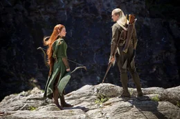 Als sich Bilbo und die Zwerge durch den D&uuml;sterwald k&auml;mpfen, sto&szlig;en sie auf die Waldelben Legolas (Orlando Bloom, r.) und Tauriel (Evangeline Lilly). Die Elben k&ouml;nnten zum Problem f&uuml;r den Hobbit und seine Begleiter werden ...