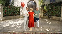 So unterschiedlich sie auch sind: Benno Martius (Tim Bergmann, l.) und Dr. Justus F&ouml;rster (Heino Ferch, r.) bringen Viola Bergers (Christina Gro&szlig;e, M.) Gef&uuml;hle geh&ouml;rig in Aufruhr.
