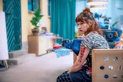 Emily Fuchs (Marlene Hauser) sitzt an der Nähmaschine in ihrer Werkstatt. Emily Fuchs (Marlene Hauser) sitzt an der Nähmaschine in ihrer Werkstatt.