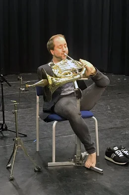 Zu den Aufgaben eines Artist-in-Residence geh&ouml;rt auch die Musikvermittlung. Deswegen macht sich Felix Klieser auf zu einem Schulbesuch in Plymouth mit einem kleinen Konzertprogramm.