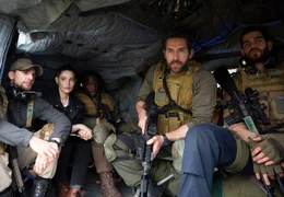 Jake Harris (Scott Adkins, vorne, mi.)
