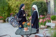 Schwester Lela (Denise M'Baye, re.) trifft Schwester Hanna (Janina Hartwig). Schwester Lela (Denise M'Baye, re.) trifft Schwester Hanna (Janina Hartwig).