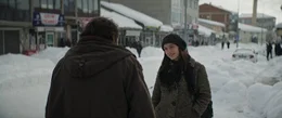 Samet (Deniz Celiloğlu) trifft Nuray (Merve Dizdar) in der verschneiten Stadt.