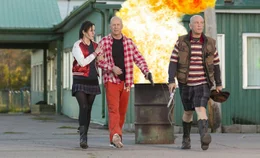 L-R: Sarah (Mary-Louise Parker), Frank (Bruce Willis) und Marvin (John Malkovich) tauchen in unauff&auml;lliger Tarnung unter.