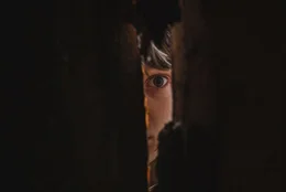 Vesper (Raffiella Chapman) macht eine verst&ouml;rende Entdeckung.