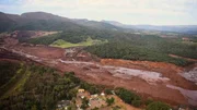 2019 fordert der Dammbruch einer Erz-Mine im brasilianischen Brumadinho mehr als 270 Menschenleben. Große Landstriche werden verseucht. 2019 fordert der Dammbruch einer Erz-Mine im brasilianischen Brumadinho mehr als 270 Menschenleben. Große Landstriche werden verseucht.