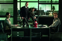 (v.l.n.r.) Nicki (Anne Sch&auml;fer); Einsatzleiter Reiners (Tim Wilde); Luke Steiner (Til Schweiger); Theo Ransoff (Matthias Schweigh&ouml;fer)