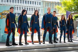 L-R: Diego Velazquez als Billy, Addison Reicke als Nora, Kira Kosarin als Phoebe, Chris Tallman als Hank, Jack Griffo als Max, Maya Le Clark als Chloe und Rosa Blasi als Barb.