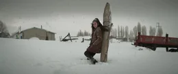Sevim (Ece Bağci) im Schnee.