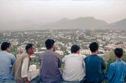 Panoramablick auf Kabul mit afghanischen Männern im Vordergrund Panoramablick auf Kabul mit afghanischen Männern im Vordergrund