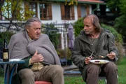 Granetsbichler (Eisi Gulp, r.) hat Girwidz (Michael Brandner, l.) zum Grillen auf seine Farm eingeladen. Granetsbichler (Eisi Gulp, r.) hat Girwidz (Michael Brandner, l.) zum Grillen auf seine Farm eingeladen.