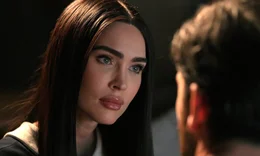 Aus der F&uuml;rsorge von Alice (Megan Fox, l.) f&uuml;r Nick (Michele Morrone, r.) entsteht nach einer k&ouml;rperlichen Ann&auml;herung der beiden eine gef&auml;hrliche Obsession der Roboterin f&uuml;r den Familienvater.