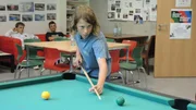 Mats spielt im Teilzeitinternat des Steinbart-Gymnasiums am liebsten Billard. Das Teilzeitinternat ist eine Nachmittagsbetreuung für Schüler*innen, die einen Leistungssport betreiben. Mats spielt im Teilzeitinternat des Steinbart-Gymnasiums am liebsten Billard. Das Teilzeitinternat ist eine Nachmittagsbetreuung für Schüler*innen, die einen Leistungssport betreiben.
