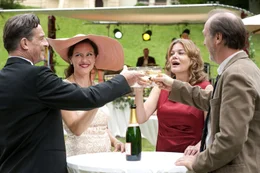 Man muss die Feste feiern wie sie fallen - oder eben auch nicht. Von links: Robert (Thomas Sarbacher), Margret Heller (Nina Kronj&auml;ger), Irene (Birge Schade) und Lutz (Martin Brambach).