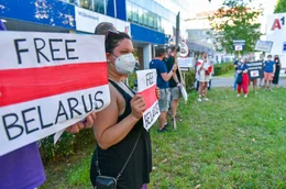Zivilisten fordern "FREE BELARUS" vor der Telekom Austria Zentrale in Wien.