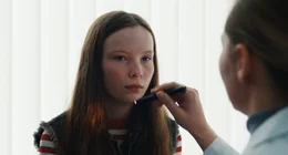 Marielle (Laeni Geiseler, l.) wird von einer &Auml;rztin (Magdalena Denz, r.) untersucht.