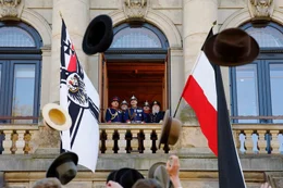 Wilhelm II. (Hubertus Hartmann, Mitte) h&auml;lt seine Rede an das Volk am Berliner Stadtschloss, Tirpitz (Rudolf Trommer, rechts) und Waldersee (Sebastian Hubel) stehen neben ihm.