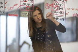 Der Buchhalterin Dana Cummings (Anna Kendrick) sind Unstimmigkeiten in den Abrechnungen ihres Arbeitgebers aufgefallen.