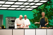 Jan B&ouml;hmermann (r.) mit Celo (l.) und Abdi (M.) in der Sendung "B&ouml;hmi brutzelt"