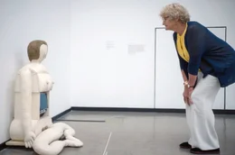 Die Kunsthistorikerin Nadeije Laneyrie-Dagen vor der Skulptur "Little TV Woman: I Am The Last Woman Object" der K&uuml;nstlerin Nicola L.