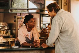 Marc (Tom Beck) freut sich jeden Morgen auf den Latte Macchiato von Meredi (Dela Dabulamanzi).
