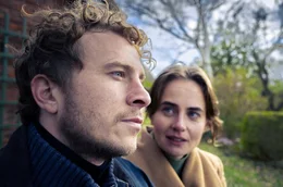 Umsichtig und klug gelingt es Elke (Olga von Luckwald), Hauke (Max Hubacher) bei seinen Mitmenschen und in der Politik Geh&ouml;r zu verschaffen.