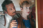 Jacques (Vincent Elbaz) bezahlt Claudine (Manon Kneusé), damit sie ihm Informationen und Berichte über die Aktivitäten an der Universität Vincennes liefert. Jacques (Vincent Elbaz) bezahlt Claudine (Manon Kneusé), damit sie ihm Informationen und Berichte über die Aktivitäten an der Universität Vincennes liefert.