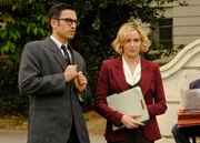 Gary Green (Adam Tsekhman, l.); Sara Lance (Caity Lotz, r.) Gary Green (Adam Tsekhman, l.); Sara Lance (Caity Lotz, r.)