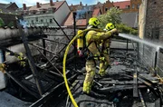 L&ouml;scharbeiten bei einem Terrassenbrand in Hannovers Nordstadt.