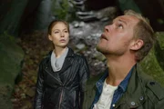 Das neue und ungleiche Ermittlerteam, Hannah Zeiler und Micha Oberländer, sucht den Ort, an dem die keltischen Masken gefunden wurden. Dabei stoßen sie auf eine Gedenktafel für einen Unfall, der sich ein Jahr zuvor ereignete. Das neue und ungleiche Ermittlerteam, Hannah Zeiler und Micha Oberländer, sucht den Ort, an dem die keltischen Masken gefunden wurden. Dabei stoßen sie auf eine Gedenktafel für einen Unfall, der sich ein Jahr zuvor ereignete.