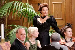 Wien, Palais Baltazzi. Kageneck teilt mit, dass Deutschland hinter der Monarchie steht. Mitte: Baltazzi (Julia Stemberger).