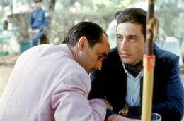 Schon fr&uuml;h zeigt sich, dass Fredo Corleone (John Cazale, li.) nicht die Entschlossenheit und H&auml;rte seines kleinen Bruders Don Michael Corleone (Al Pacino) hat, die es f&uuml;r die Machtposition braucht.