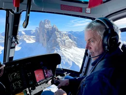 Konzentriert im Hubschrauber-Cockpit: Pilot Hansi Tschurtschentaler &uuml;ber den Drei Zinnen.