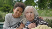 Maris mit seiner Oma Maris mit seiner Oma