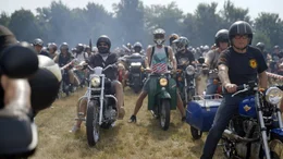 Hunderte Fans kamen zur Moped-Ausfahrt von Ulrich Siegmund im Landkreis Anhalt-Bitterfeld.