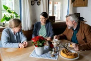 Die Pensionswirtin Senta Hofmeister (Veronika Faber, l.) wird von den Kommissaren Beck (Michaela Weingartner, M.) und Stadler (Dieter Fischer, r.) zum aktuellen Mordfall befragt. Die Pensionswirtin Senta Hofmeister (Veronika Faber, l.) wird von den Kommissaren Beck (Michaela Weingartner, M.) und Stadler (Dieter Fischer, r.) zum aktuellen Mordfall befragt.