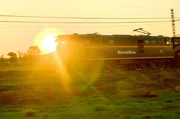 Sonnenuntergang mit Lok bei der Fahrt über das Highveld, das zentrale Hochplateau Südafrikas Sonnenuntergang mit Lok bei der Fahrt über das Highveld, das zentrale Hochplateau Südafrikas