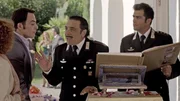 Maresciallo Cecchini (Nino Frassica, M.) mischt sich kraeftig in die Hochzeitsvorbereitungen von Capitano Tommasi (Simone Montedoro) ein.