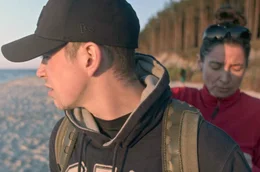 Antek mit seiner Mutter am Strand: Als sich sein Gesellschaftsbild &auml;ndert, kann er ihr nichts davon erz&auml;hlen.