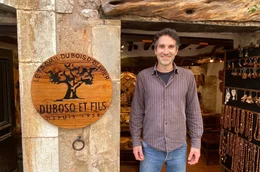 Der Kunsthandwerker Guillaume Dubosq im Dorf Tourrettes-sur-Loup an der franz&ouml;sischen Mittelmeerk&uuml;ste ist auf die Bearbeitung von Olivenholz spezialisiert.